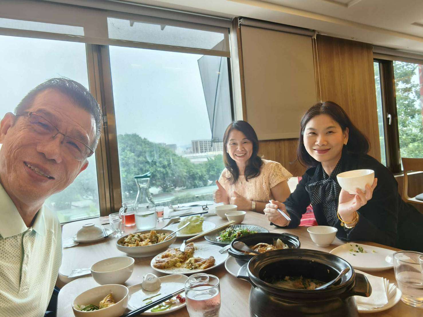 邀請李榮德大哥和粵語主持人劉瑩一起用餐，粵客一家親