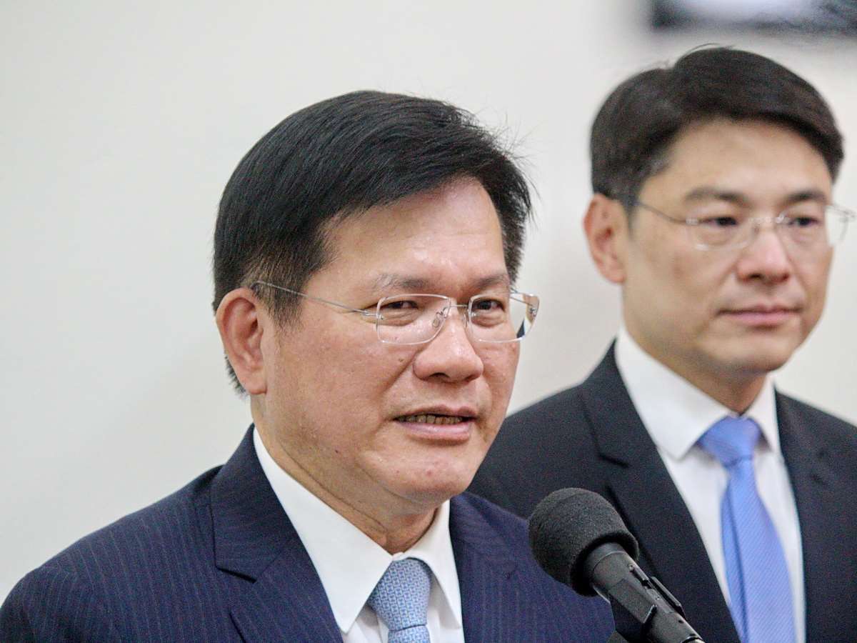 國民黨黨主席鄭麗文預定6月訪美，外交部長林佳龍(左)25日在立法院受訪時希望大家對外能團結，不要陷入中共對台統戰陷阱 (央廣記者王照坤 攝)
