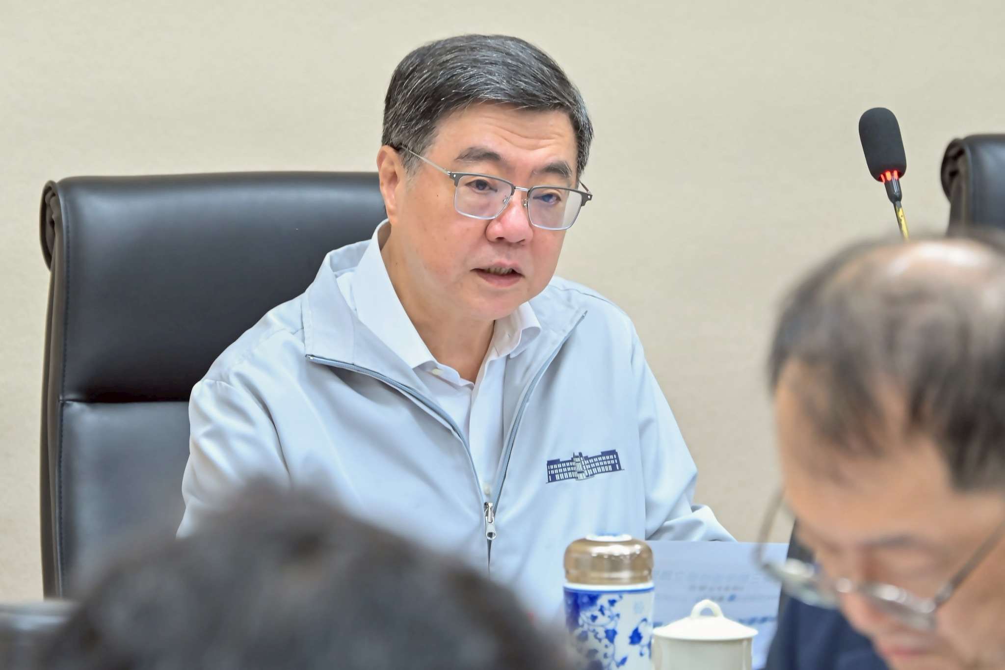 行政院長卓榮泰25日主持「因應中東衝突民生安定專案會議」。(圖：行政院提供)