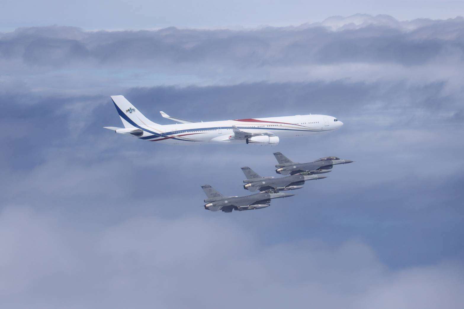 賴清德總統此行搭乘史瓦帝尼國王專機往返，返抵國門前，空軍出動4架F-16戰機伴飛。圖為F-16伴飛 。(軍聞社提供)