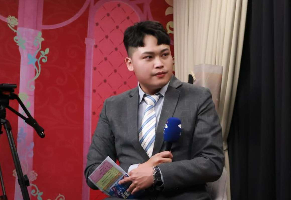 中天電視台記者林宸佑(圖)涉共諜案，橋頭地檢署依反滲透法、洗錢及貪污行賄等3項重罪起訴遭求刑17年，其餘拍攝投共片軍士官也遭訴。(FB/@madrid0529)