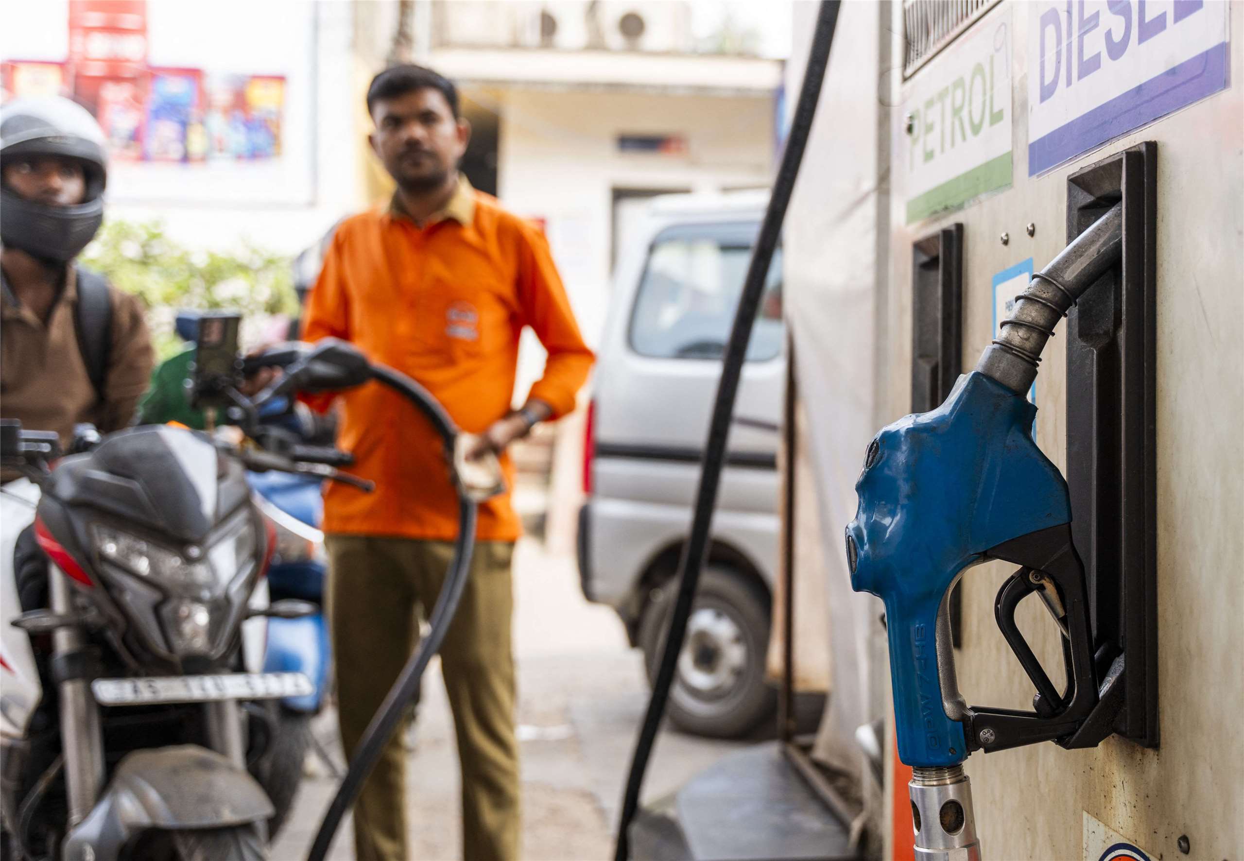 國際油價4月30日稍早一度突破每桶126美元，創下4年來的新高，不過油價隨後又回落，終場收跌。資料照。(AFP)