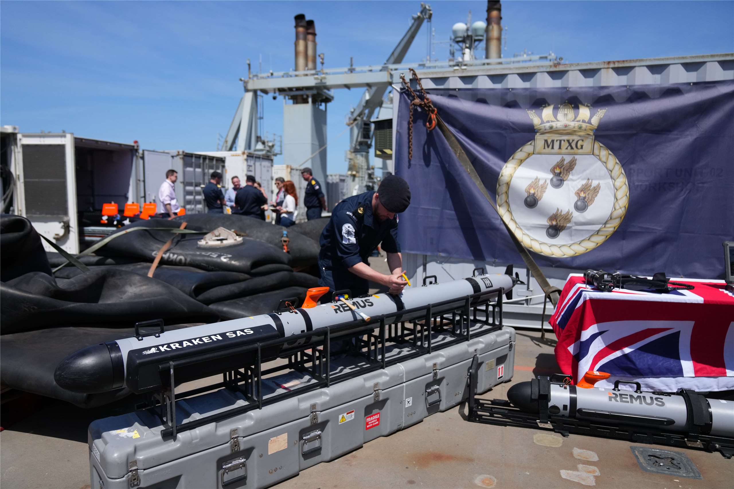 英國皇家海軍人員在直布羅陀境內的「萊姆灣號」( RFA Lyme Bay)後勤支援艦上，檢查配備聲納感測器的自主航行載具，該感測器具備探測及辨識水雷的能力。
