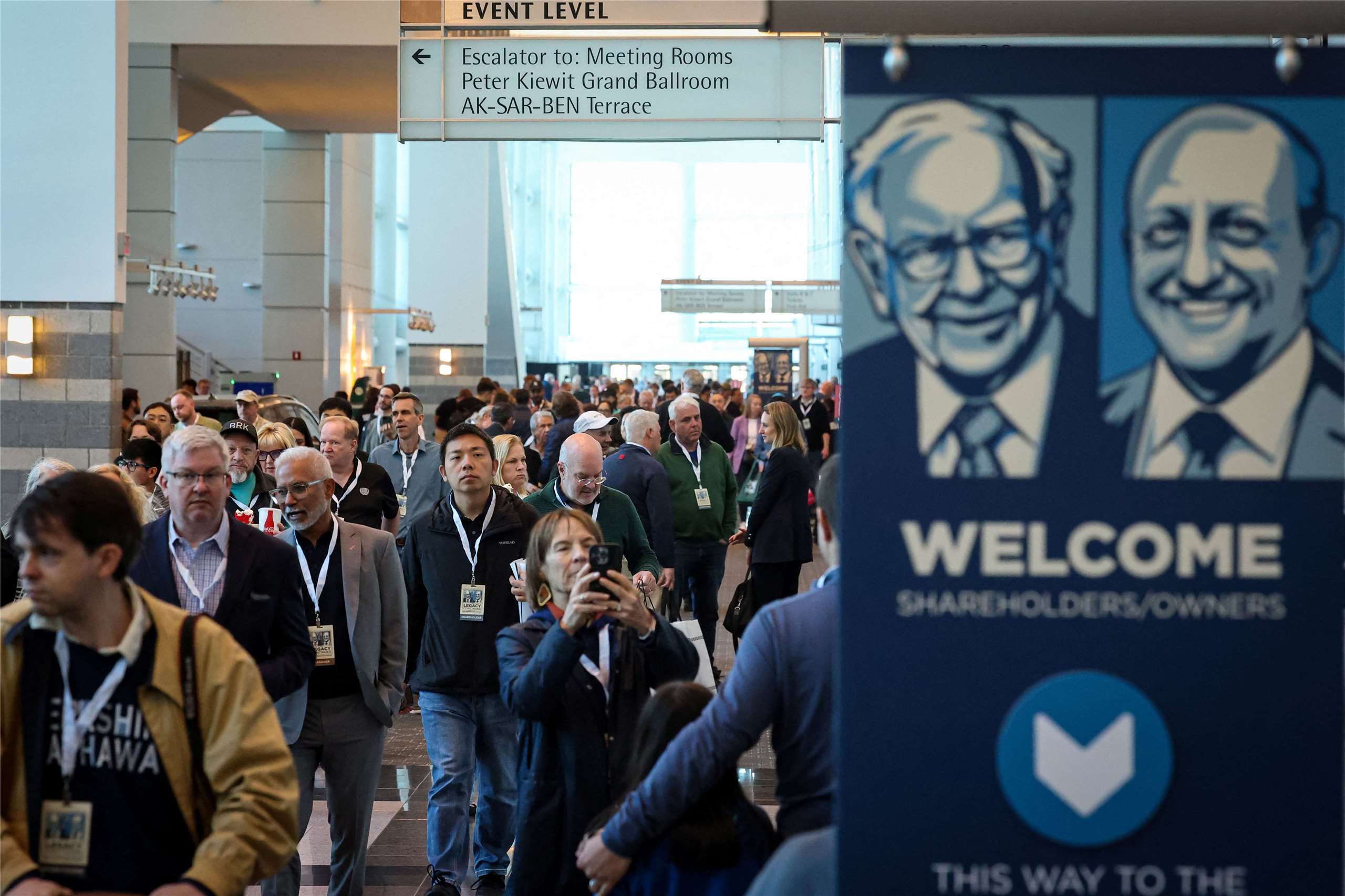 波克夏海瑟威公司(Berkshire Hathaway)在股神巴菲特(Warren Buffett)退休後，舉辦首場股東大會，會場外仍有巴菲特肖像，不過人潮不若以往。(路透社/達志影像)