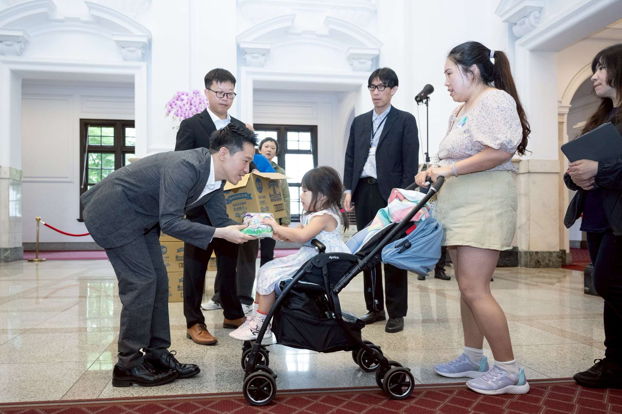 總統府為台灣總統直選30週年舉辦系列活動，於9日的假日開放參觀日揭開序曲，總統府副秘書長何志偉及鄭俊昇到場發送直選30周年紀念版乖乖給參觀民眾。(圖：總統府)