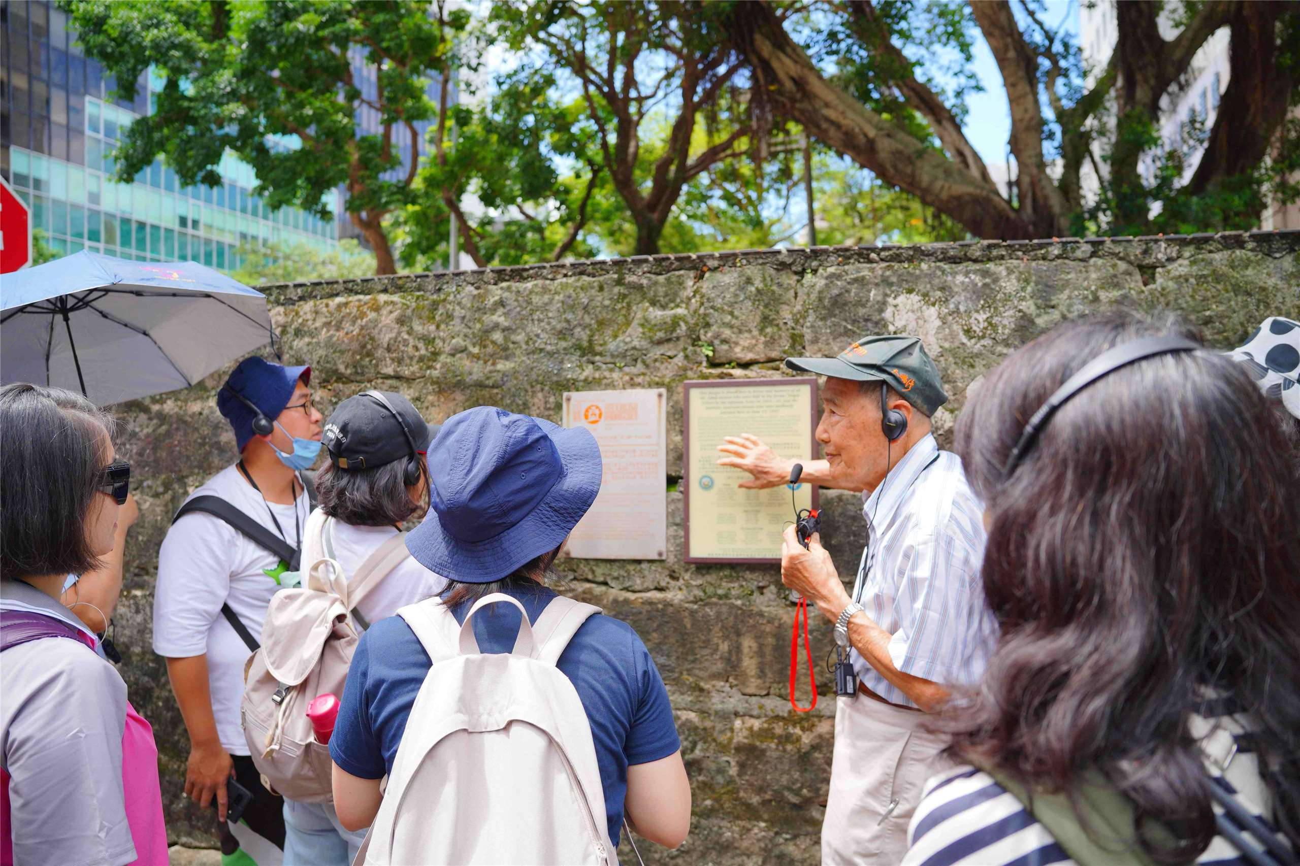 國家人權博物館23日舉辦「鐵窗裡的微光──梁令惠日記走讀」活動，由98歲政治受難者張則周親自導覽，帶領民眾重返昔日監禁與審訊現場，還原威權時代的人權傷痕。(國家人權博物館提供)