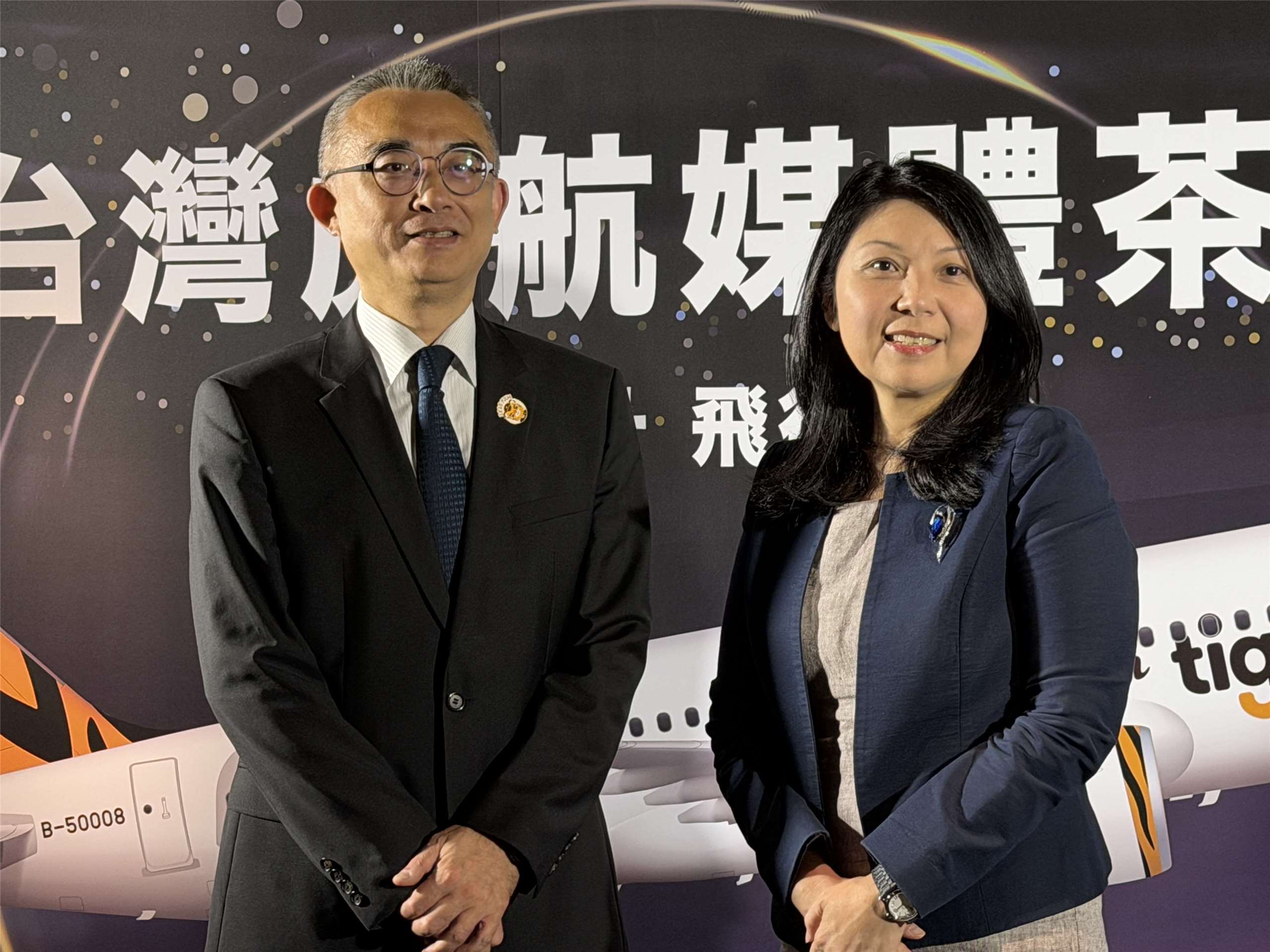 台灣虎航董事長黃世惠(右)20日率領新任總經理邱彰信(左)與媒體茶敘。(吳琍君攝)