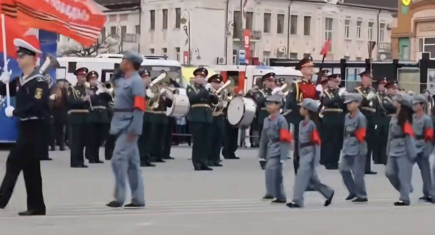 中國孩童參加俄羅斯海參崴閱兵式(來源：微信視頻號)