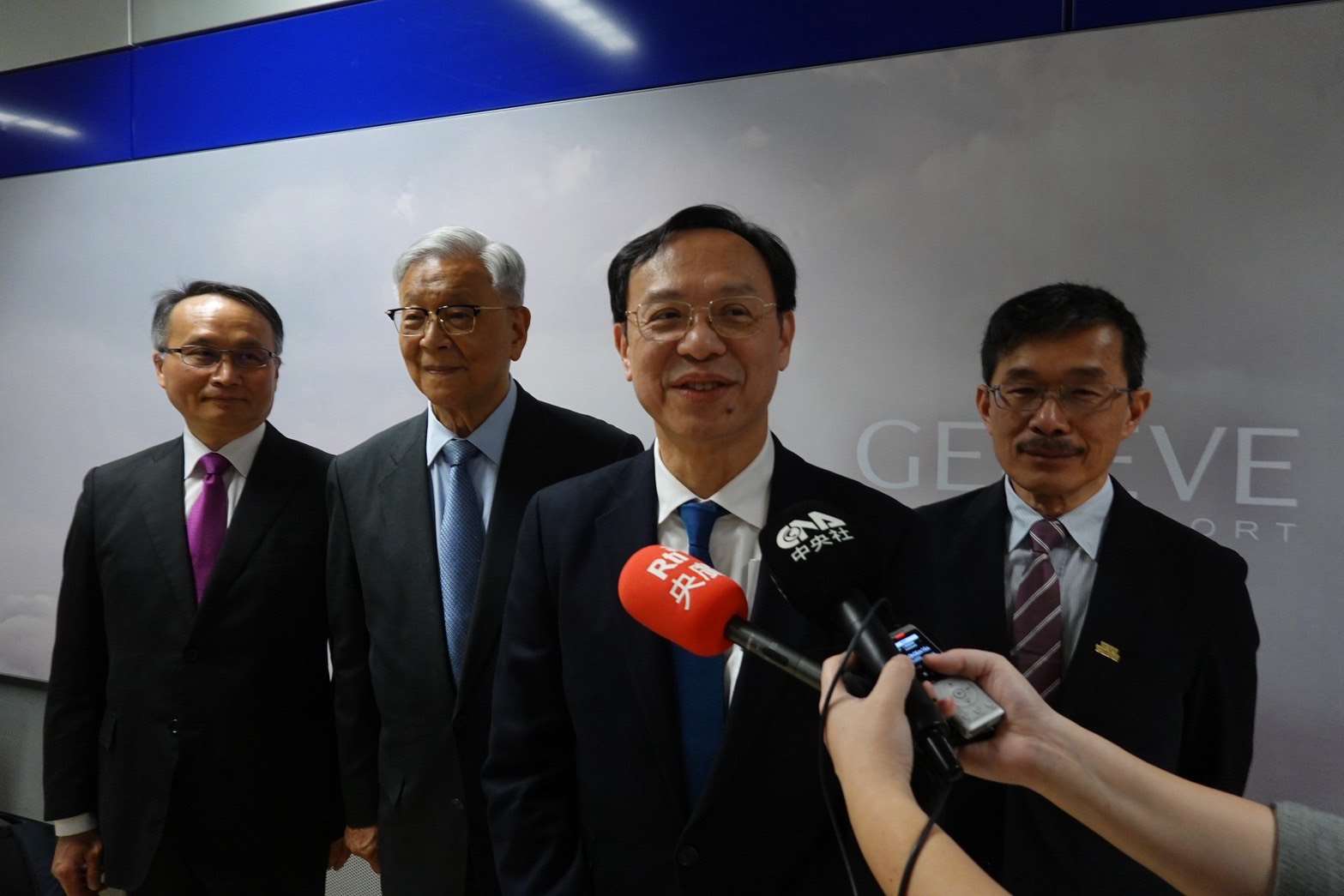 衛福部長石崇良（右2）率世衛行動團抵日內瓦於機場受訪 （張雅涵攝）