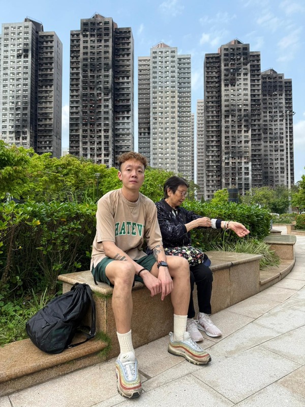 宏福苑居民Dorz在21日早上與祖母返回宏福苑，準備返回住所收拾。Dorz說，他抵達現場時已想哭，「我曾跟自己說要保持鎮定，但原來是沒有用的」。