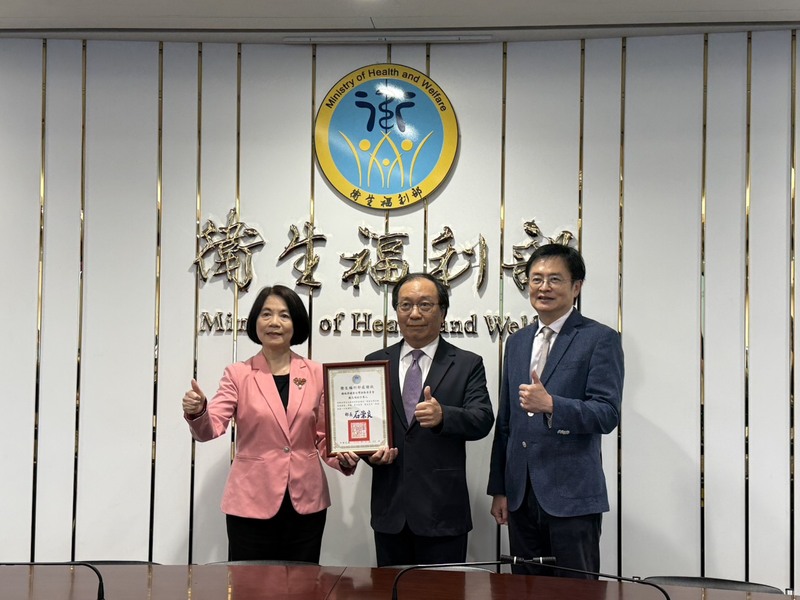 醫師公會全聯會理事長陳相國（右）8日表示，過去因不熟悉法規，不少診所為自保在工作區域設監視器，擬1個月提出統一說帖，提醒醫療院所若錄影須讓患者知情同意。資料照。
