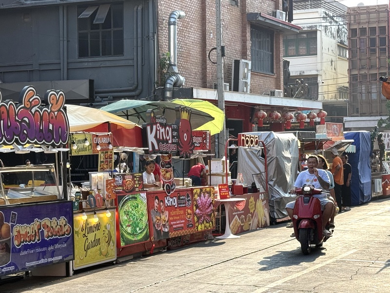 泰國曼谷市政府近年持續加強整頓路邊攤販，要求部分攤商遷移至指定市集或熟食中心，導致許多街頭小販面臨經營轉型與生計壓力。(檔案照)