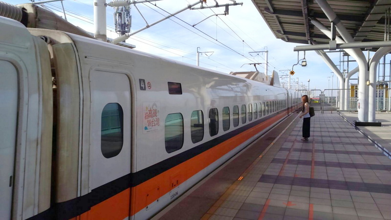 台灣高鐵無線電日前遭一名大學生駭入導致4班列車停駛，交通部將於1個月內完成全台軌道系統資安防護檢討報告。圖為台灣高鐵月台。資料照片
