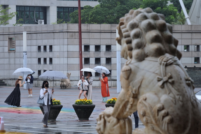 北部11日短暫陣雨，圖為台北市政府前廣場人潮。資料照片。