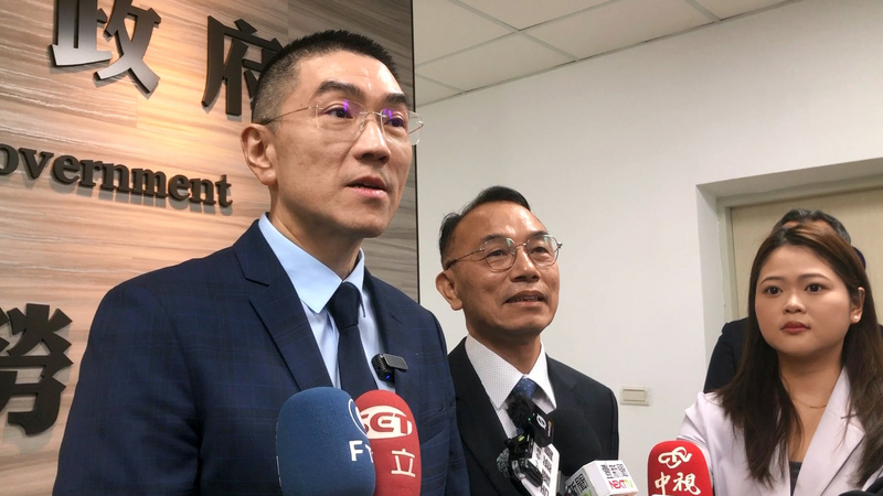 基隆市長謝國樑(左)19日上午出面說明基隆出現漢他病毒病例處理情況。資料照片