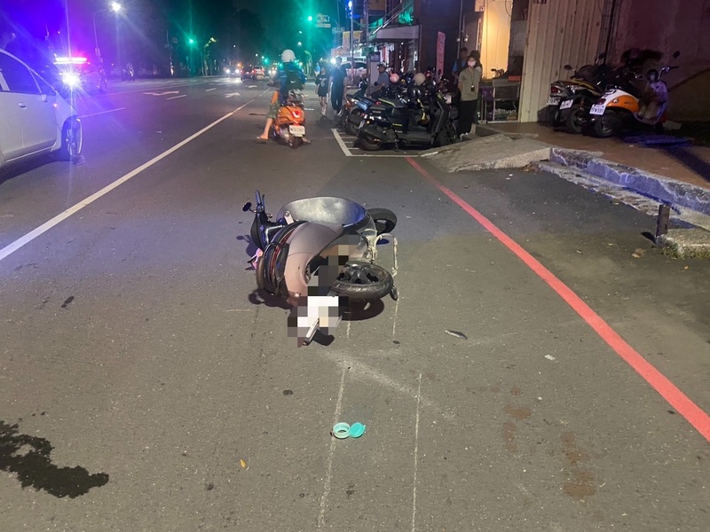 黃姓男子1日開車行經高雄左營區，疑疲勞駕駛撞擊到高雄旅遊的行人黃姓母女和女婿張姓男子，再波及1輛機車騎士和乘客，其中黃姓婦人和女婿送醫不治，共釀2死3傷。（高雄市政府警察局左營分局提供）


