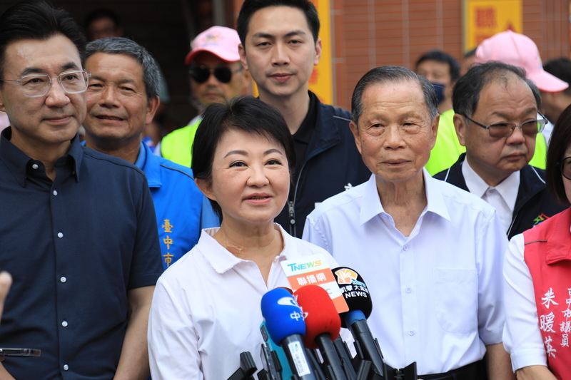國民黨近日內部對軍購特別預算意見分歧，台中市長盧秀燕（中）2日接受媒體聯訪表示，不管是城市、家庭、國家，無論哪一個組織，家和萬事才會興。（台中市府提供）
