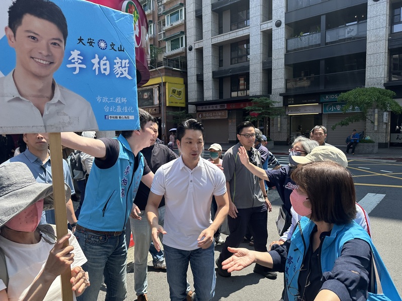 台北市長蔣萬安（左3）2日陪中國國民黨籍台北市議員李柏毅（左2）到景美市場發康乃馨預祝母親節快樂，蔣萬安活動前接受媒體聯訪，回應市區老鼠頻傳議題等。

