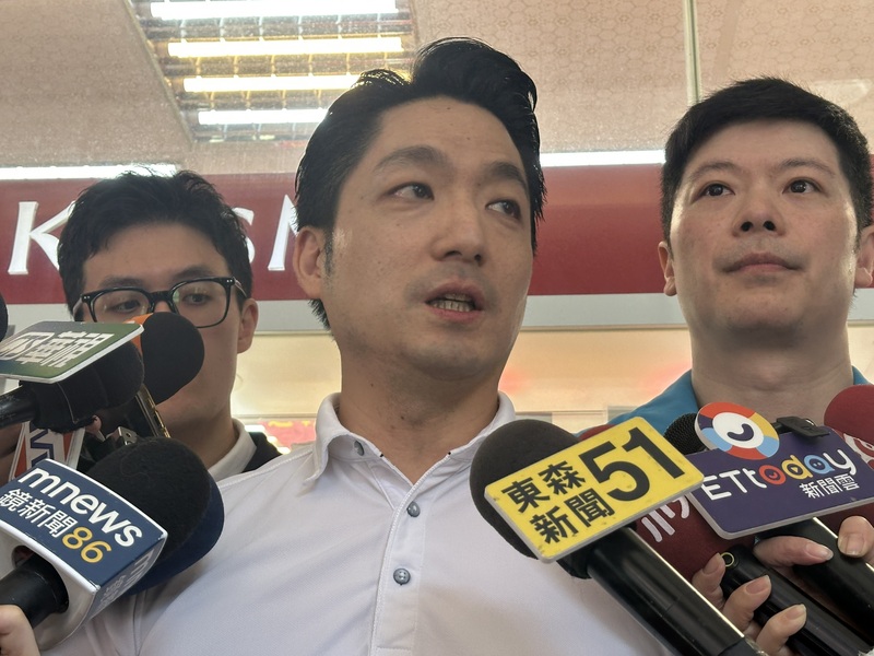 台北市長蔣萬安（中）表示，西門町及中山商圈的戶外負壓式吸菸室5月啟用。