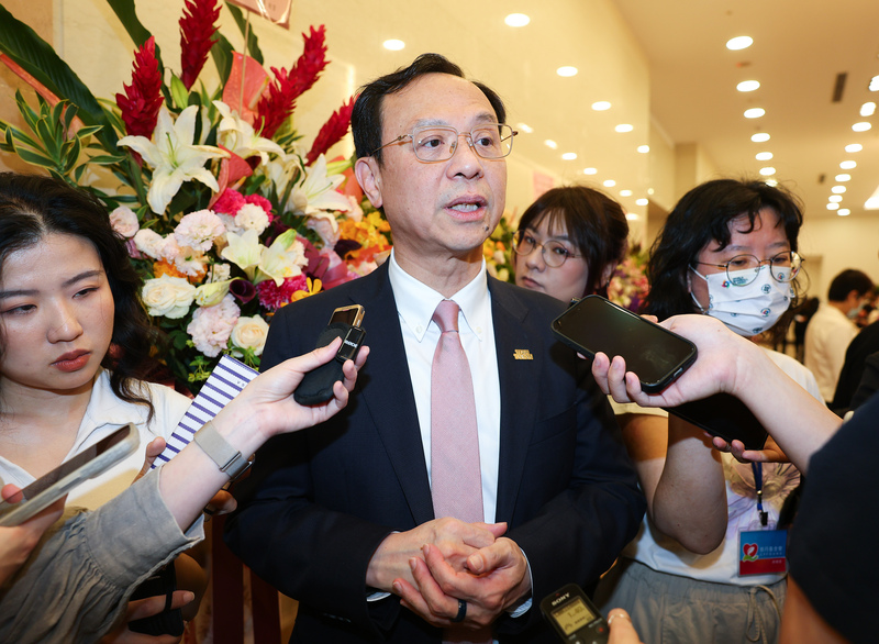 衛福部長石崇良2日下午在台北出席慈月基金會「第15屆南丁格爾獎頒獎典禮」，會前受訪回應護病比入法等議題，他希望能有緩衝時間做好配套，才能真正落實並減少衝擊。