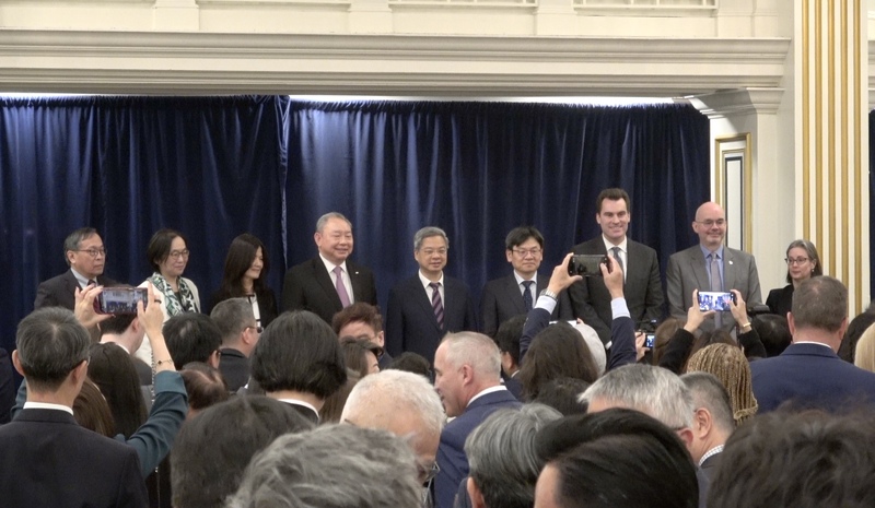 駐美代表處3日舉辦「選擇美國投資高峰會」台灣代表團歡迎酒會，經濟部長龔明鑫（後排左5）、國發會主委葉俊顯（後排右4）、美國商務部國際貿易次長金密特（後排右3）、AIT處長谷立言（後排右2）
等人出席。