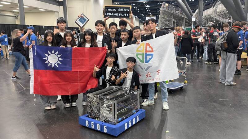 格致中學學生赴美國德州休士頓參加2026年FIRST世界機器人冠軍賽。
（駐休士頓辦事處提供） 