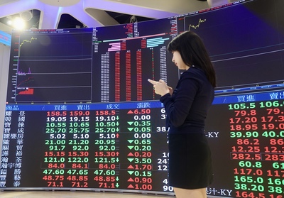 台股4月大漲逾7000點，指數一度衝破4萬點大關，吸引投資人湧入股市。