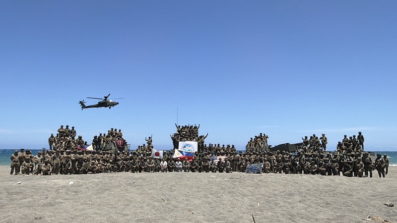 菲美年度大型聯合軍事演習「肩並肩」（Balikatan）4日在呂宋島北部沙灘舉行實彈反登陸科目，菲美日參與部隊在演習結束後合影。