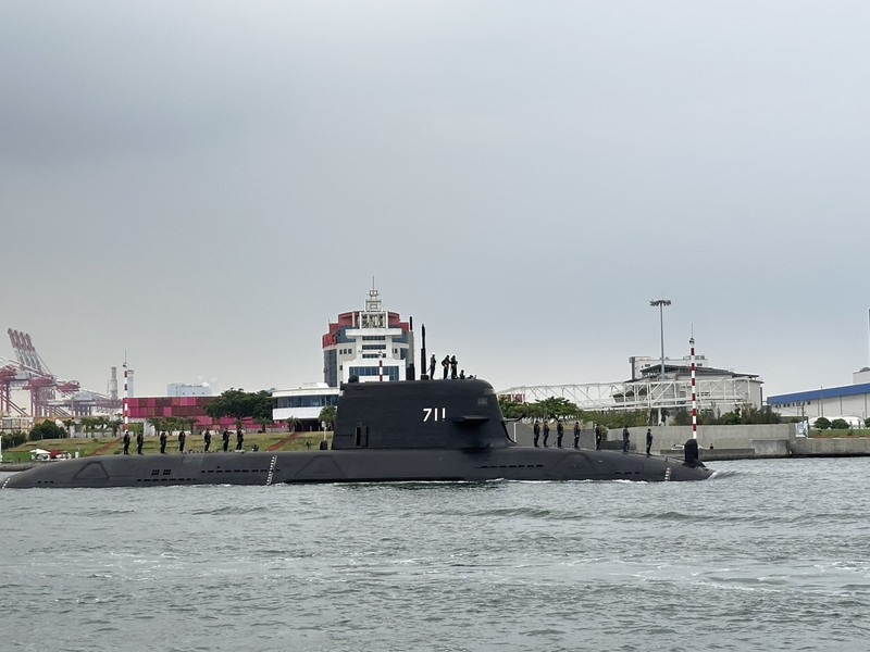 距離上次海測已經一個多月，海鯤艦5日上午7時許再度駛出港區，進行第7次潛航測試，可見測試人員立於甲板上。

