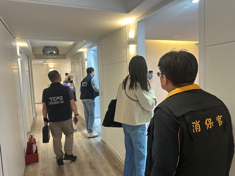 愛爾麗診所新北板橋店被發現煙霧偵測器內疑似藏有針孔攝影機，台北市衛生局、消保官、警方5日前往此診所在台北市分店，展開無預警聯合稽查。（法務局提供）
