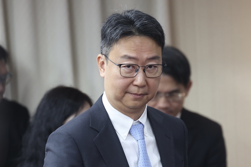 交通部長陳世凱6日表示，桃園國際機場第三航廈可望於明年底試營運；台中機場也將於今年底或明年初提出3.0版升級計畫。
