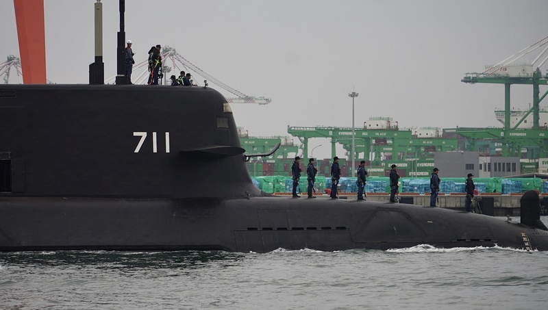 國造潛艦原型艦「海鯤艦」近期海測成果亮眼，不過由於原型艦海測尚未完成，在野黨立委仍提案凍結2026年度後續艦預算，但朝野對於解凍條件未能有共識。圖為海鯤艦第8次潛航測試。資料照。