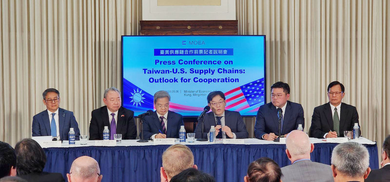 經濟部長龔明鑫（左3）、國發會主委葉俊顯（右3）等人美東時間6日在華府召開記者會，說明此次參加選擇美國投資高峰會(SelectUSA Summit)的成果。（國發會提供）
