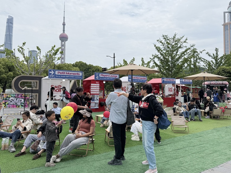根據中國官方數據計算，五一假期期間，人均旅遊支出為人民幣571元，比起去年同期的574.1元略為減少。圖為上海北外灘旁商場舉辦市集，吸引人潮聚集。