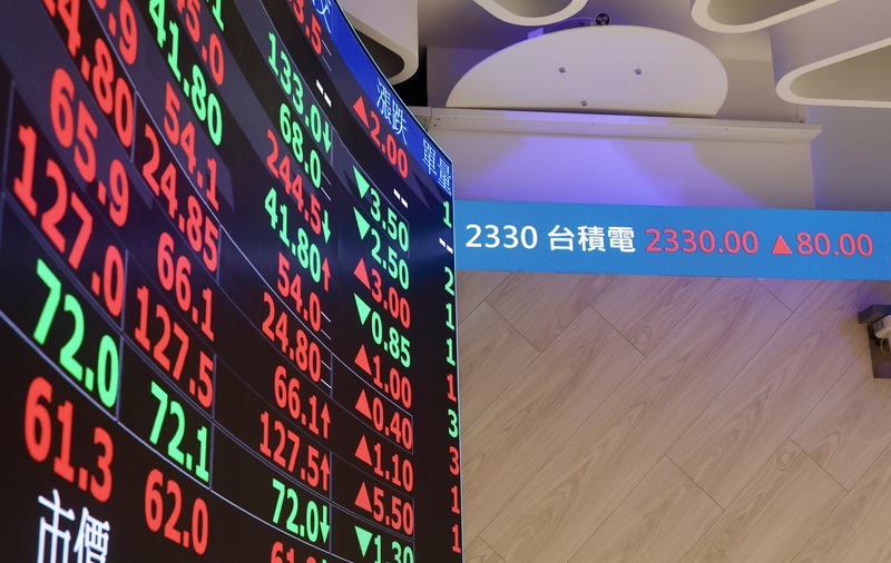 輝達財報優異帶動科技股表現，台股21日上演報復性反彈，終場收41368.21點，成交值新台幣1兆129.31億元。
