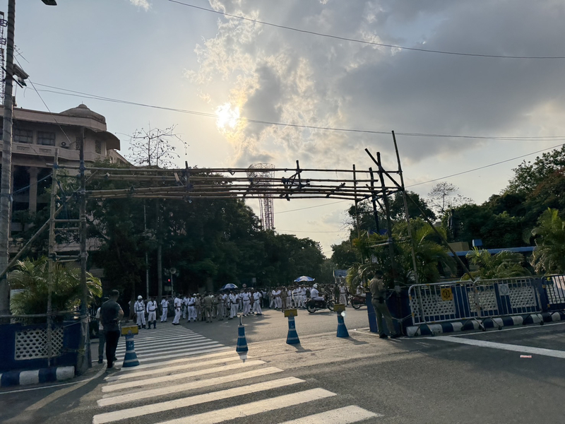 印度西孟加拉邦（West Bengal）選後「變天」，議員選舉中，艾德希卡里拉下現任邦長班納吉，為在野黨拿下重要1勝，但其親信昨天晚間遭槍殺，此案受到全印度關注，也讓人對當地的情勢感到憂心。圖為大批警力進駐西孟加拉邦首府加爾各答街頭情況。
（加爾各答民眾提供）
