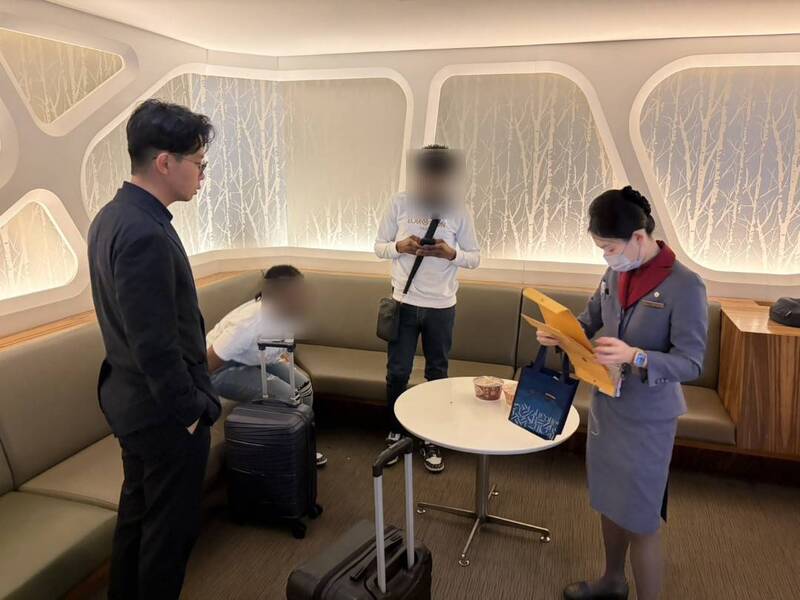 一對海地籍夫妻在桃園國際機場過境區滯留長達45天，移民署與外交部、航空公司等跨機關合作，日前順利協助這對夫妻離境。(移民署提供)
