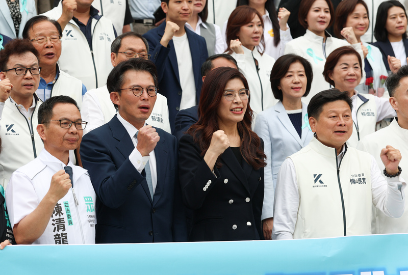 CD
國防特別條例三讀　鄭麗文、黃國昌現身立院
立法院會8日下午三讀通過攸關對美軍購的「保衛國
家安全及強化不對稱戰力計畫採購特別條例」，國民
黨主席鄭麗文（前右2）、民眾黨主席黃國昌（前左
2）會後也現身立法院議場前記者會，共同高呼「支
持國防  守護台灣」。
中央社記者謝佳璋攝  115年5月8日