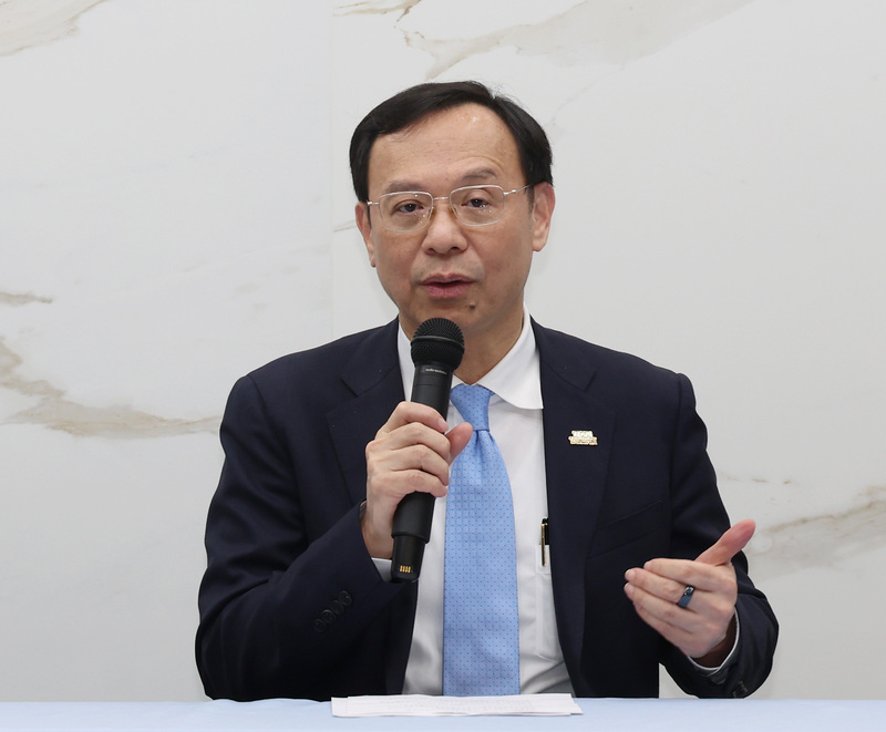 衛生福利部8日召開三班護病比納入醫療機構設置標準會議，部長石崇良（圖）會後說明，護理團體希望在116年12月上路，但考量年底、春節長假等因素，討論後預計117年5月1日實施。