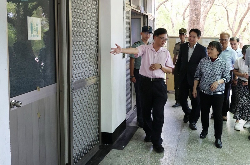 內政部長劉世芳視察成功嶺替代役訓練班，關注浴室及廁所隔間改善等友善措施。
（內政部提供）
