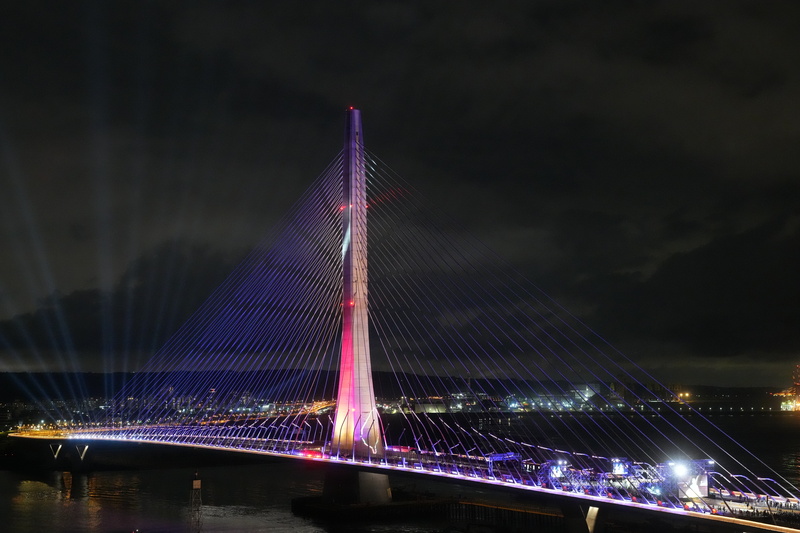 淡江大橋12日上午11時30分將正式通車，9日率先舉辦「感恩．美好之夜」通車典禮晚會，亮點儀式除點亮橋身景觀燈柱外，也在主橋塔上投射台灣圖樣。
