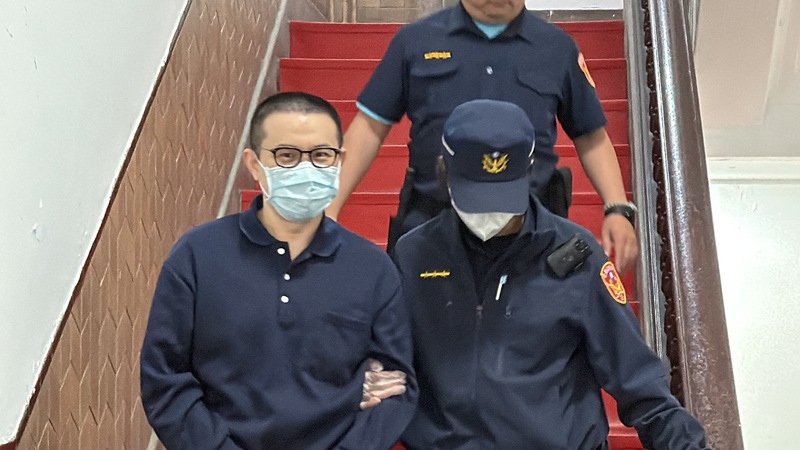 88會館負責人郭哲敏（左）涉非法匯兌、賭博等罪，一審判刑11年8月。二審29日依銀行法非法匯兌罪判刑9年8月，可上訴。