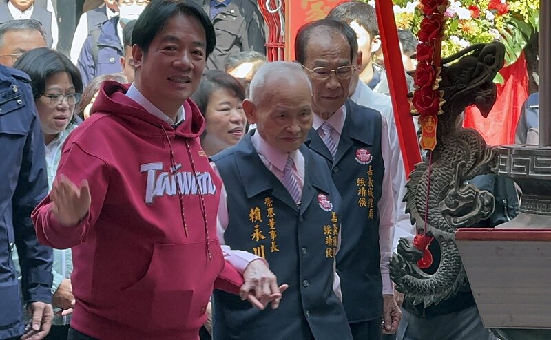 總統府國策顧問、嘉義城隍廟榮譽董事長賴永川9日辭世，享壽90歲。圖為總統賴清德（前左1）於今年2
月間與賴永川（前左2）一起發福袋的畫面。資料照。