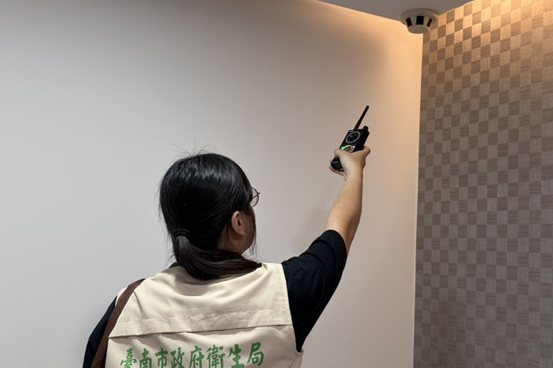 JD
台南研醫明醫美診所偵煙器疑裝針孔設備
台南市政府衛生局9日執行醫美診所專案稽查，在中
西區研醫明醫美診所美容室天花板偵煙器發現疑似針
孔攝影設備，隨後移由檢警偵辦。
（台南市政府提供）
中央社記者楊思瑞台南傳真　115年5月10日