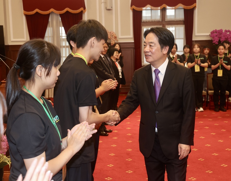 總統賴清德（前右）11日上午在總統府接見第3屆青志獎獲獎志工團隊代表，一一握手問候，恭喜他們得
獎。