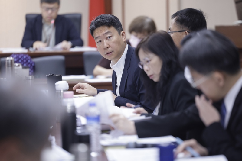立法院交通委員會11日審查115年度中央政府總預算案，交通部長陳世凱（後中）列席備詢。