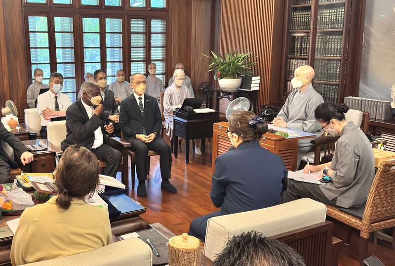 慈濟60週年活動，邀請多國宗教與人道組織代表齊聚花蓮交流，教廷宗座科學院院長彼得．涂克森（Cardinal Peter Turkson）（左1）等人11日拜會證嚴法師（右），致上祝福。（慈濟基金會提供）
