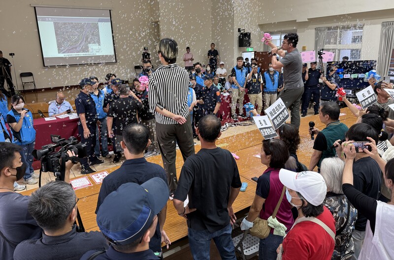 南投縣政府12日召開垃圾處理中心二階環評範疇界定會議，名間鄉反焚化爐自救會等團體到場，反對者一度越過桌子遭警方攔阻，還有民眾站上桌噴泡泡。