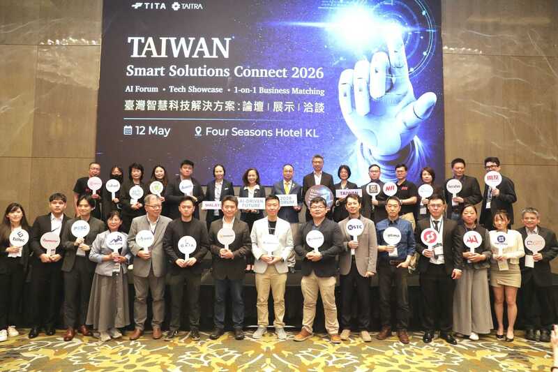 經濟部國際貿易署與外貿協會舉辦「台灣智慧科技解決方案 Connect 2026」活動，圖為駐馬代表連玉蘋（後排左7）和與會台灣業者合影。攝於12日。
