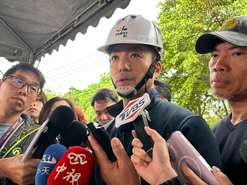 民進黨13日確認徵召立委沈伯洋參選下屆台北市長，將競選連任的台北市長蔣萬安（右2）受訪時表示，自己就是每天專注市政，持續一步一腳印為所有市民福祉打拚。

